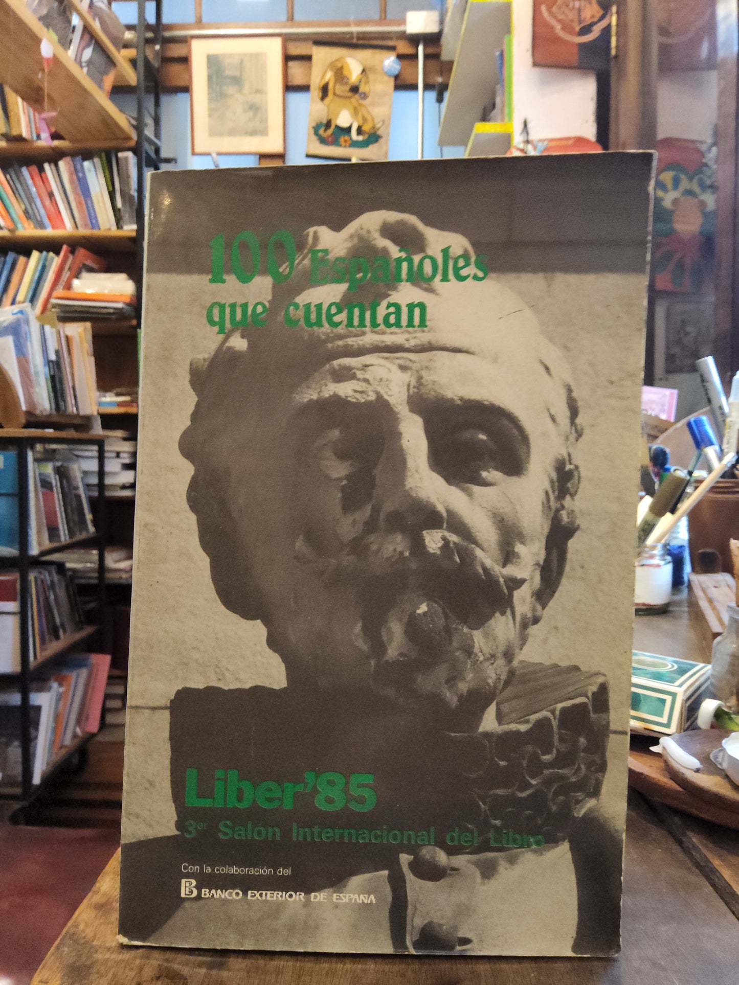 100 Españoles que cuentan. Libro rescatado del incendio