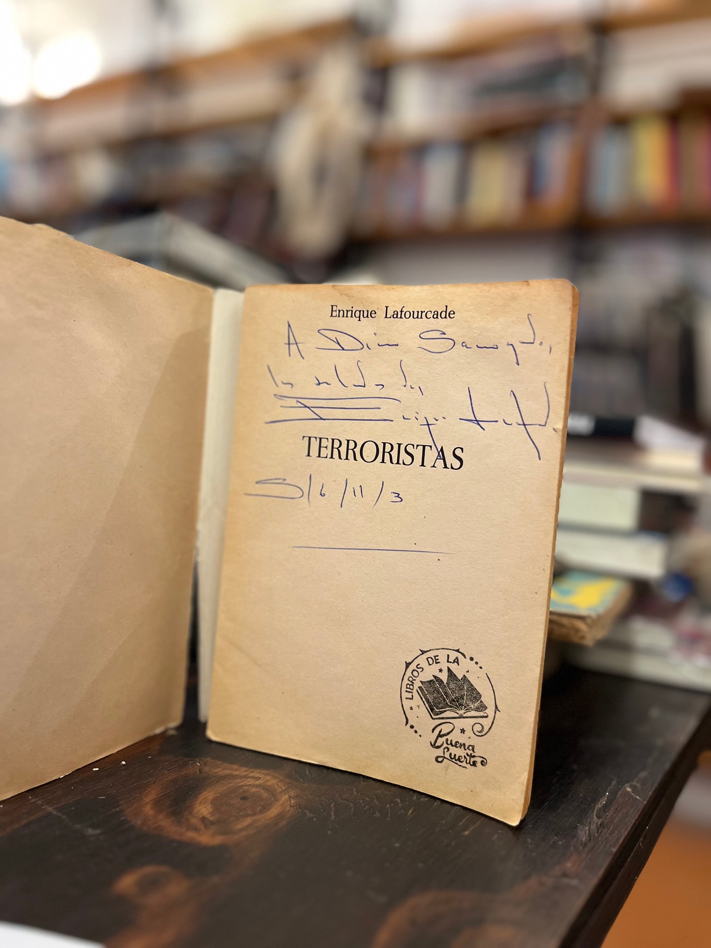 Terroristas. Libro firmado por el autor. Rescatado del incendio