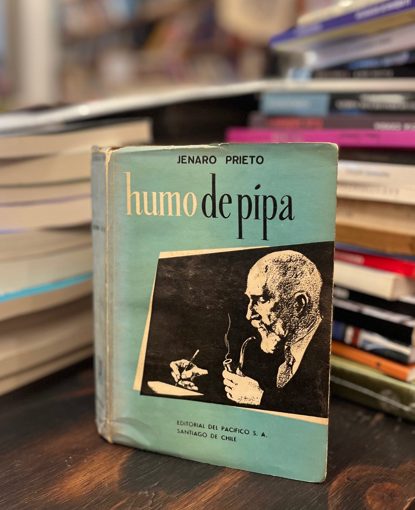 Humo de pipa. Primera edición, rescatado del incendio