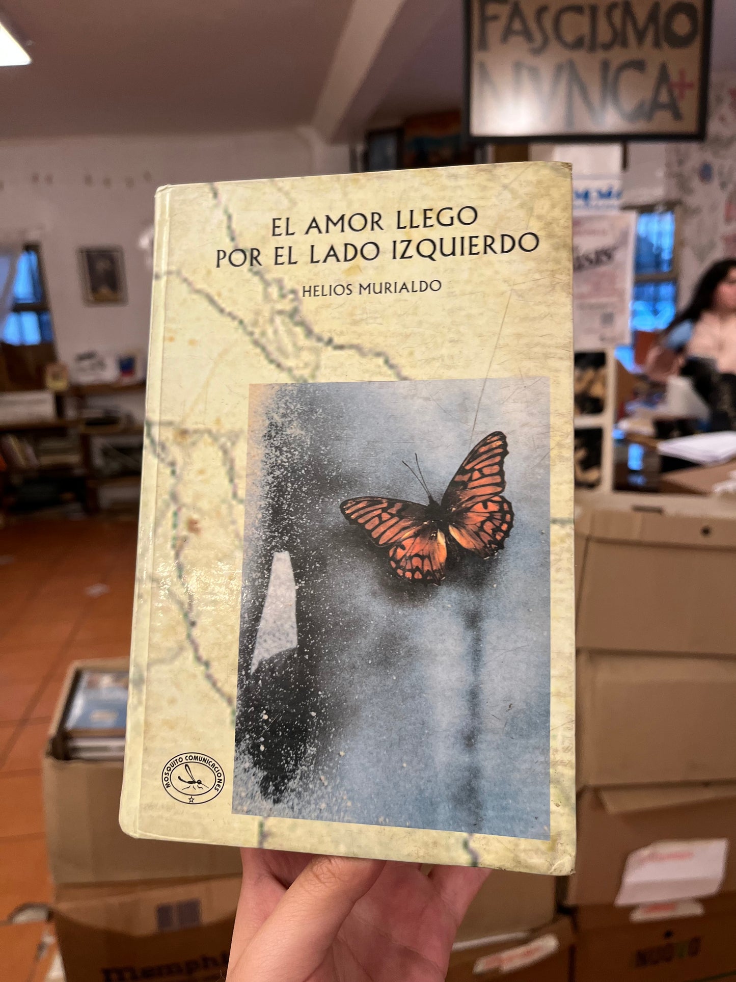 El amor llegó por el lado izquierdo. Libro rescatado del incendio