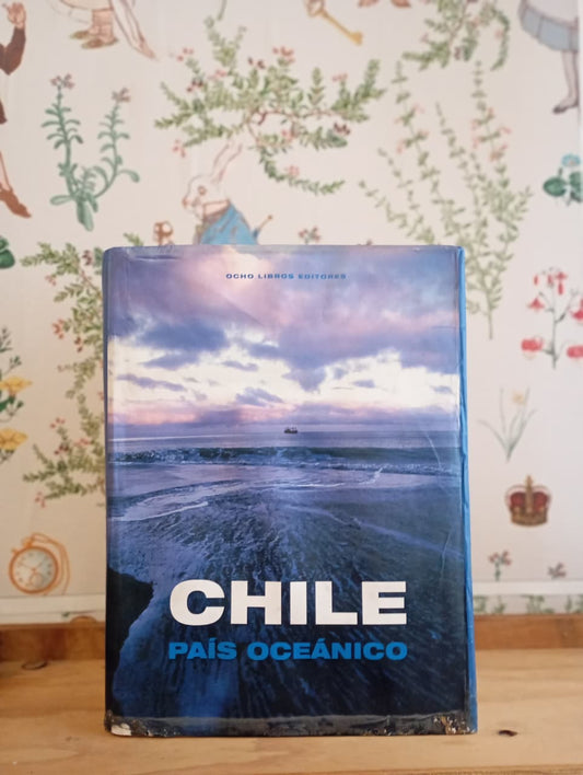 Chile, país oceánico. Libro rescatado del incendio