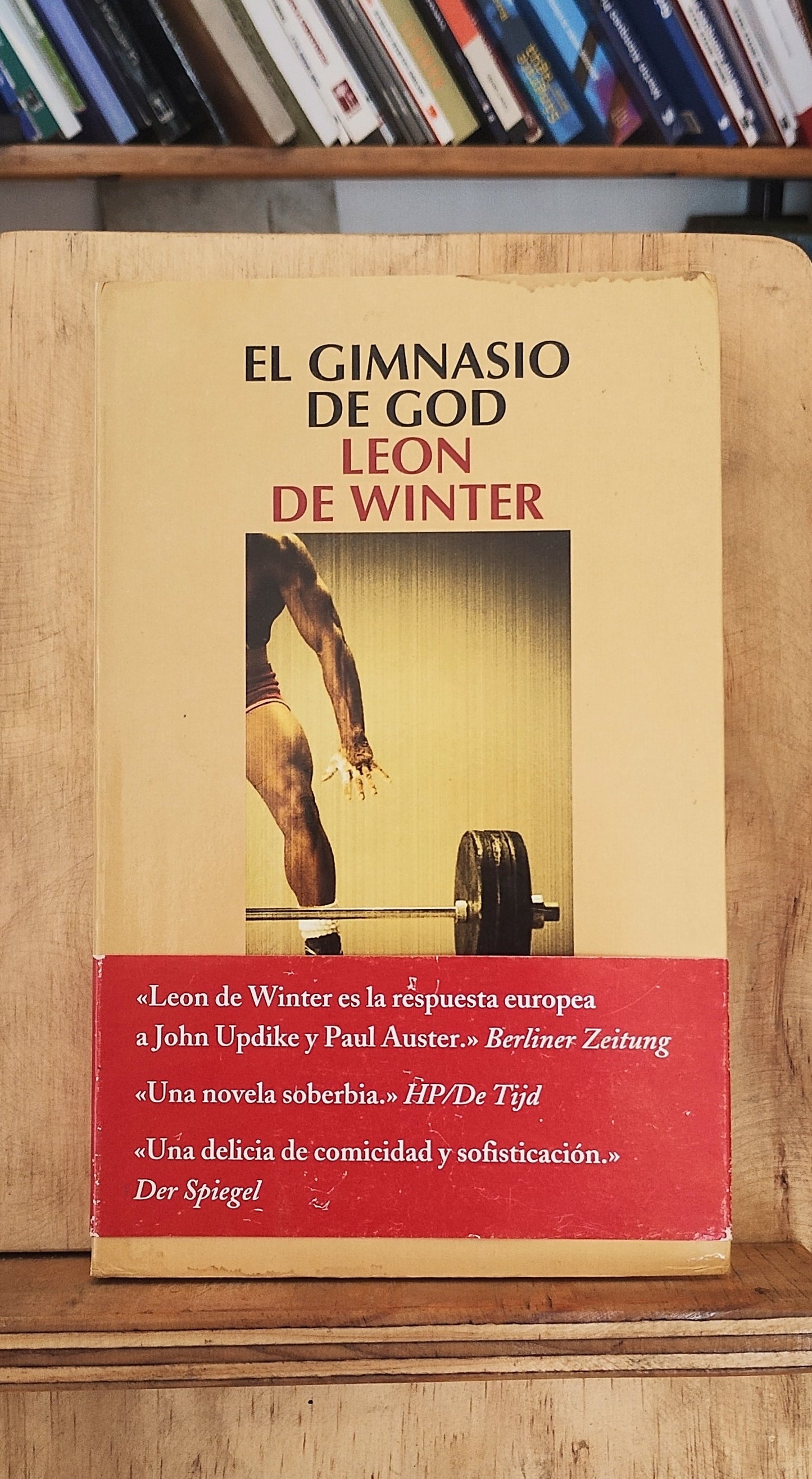 El gimnasio de God. Libro rescatado del incendio