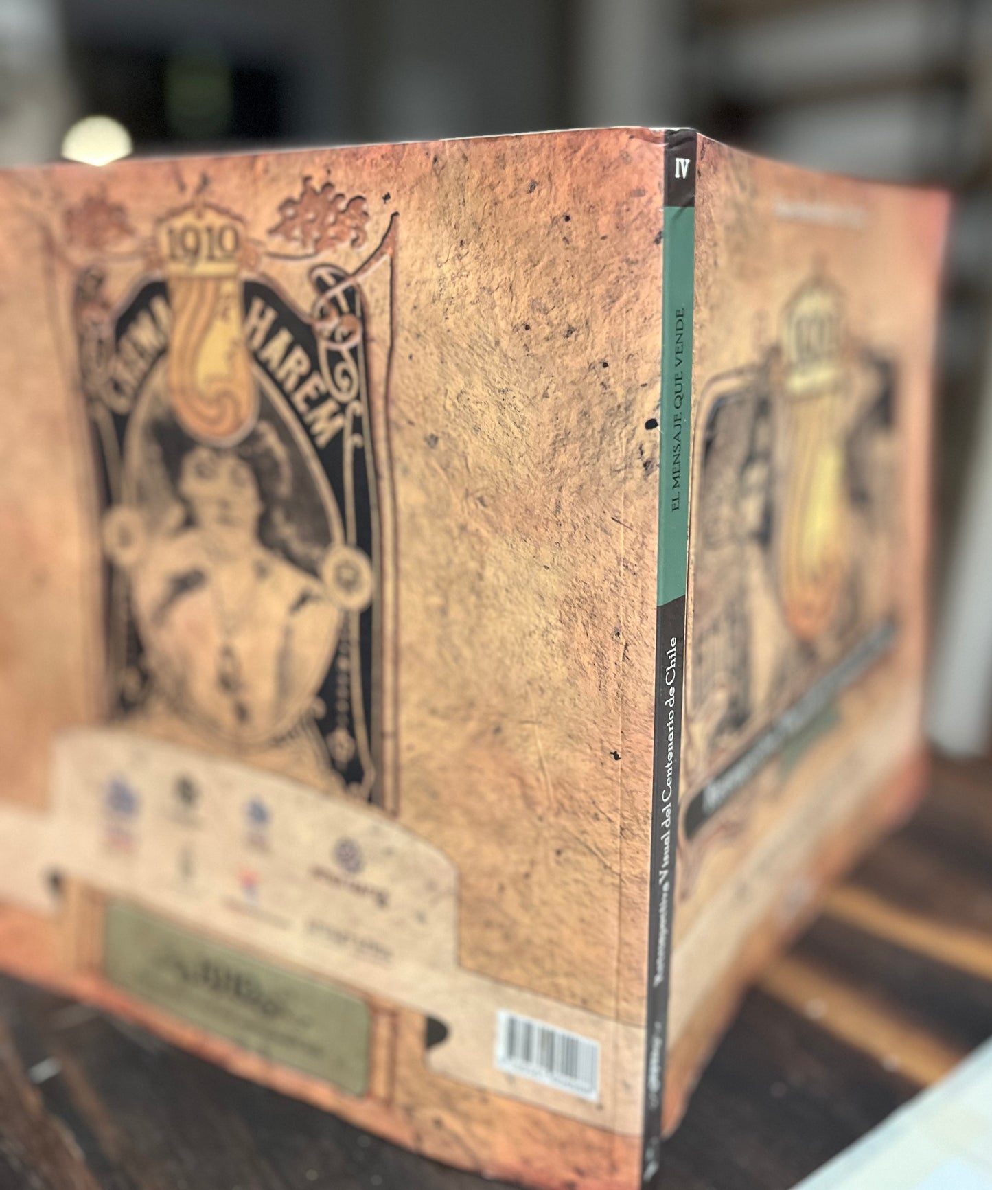 Retrospectiva visual del Centenario de Chile. El mensaje que vende. Libro rescatado del incendio de la Librería Crisis