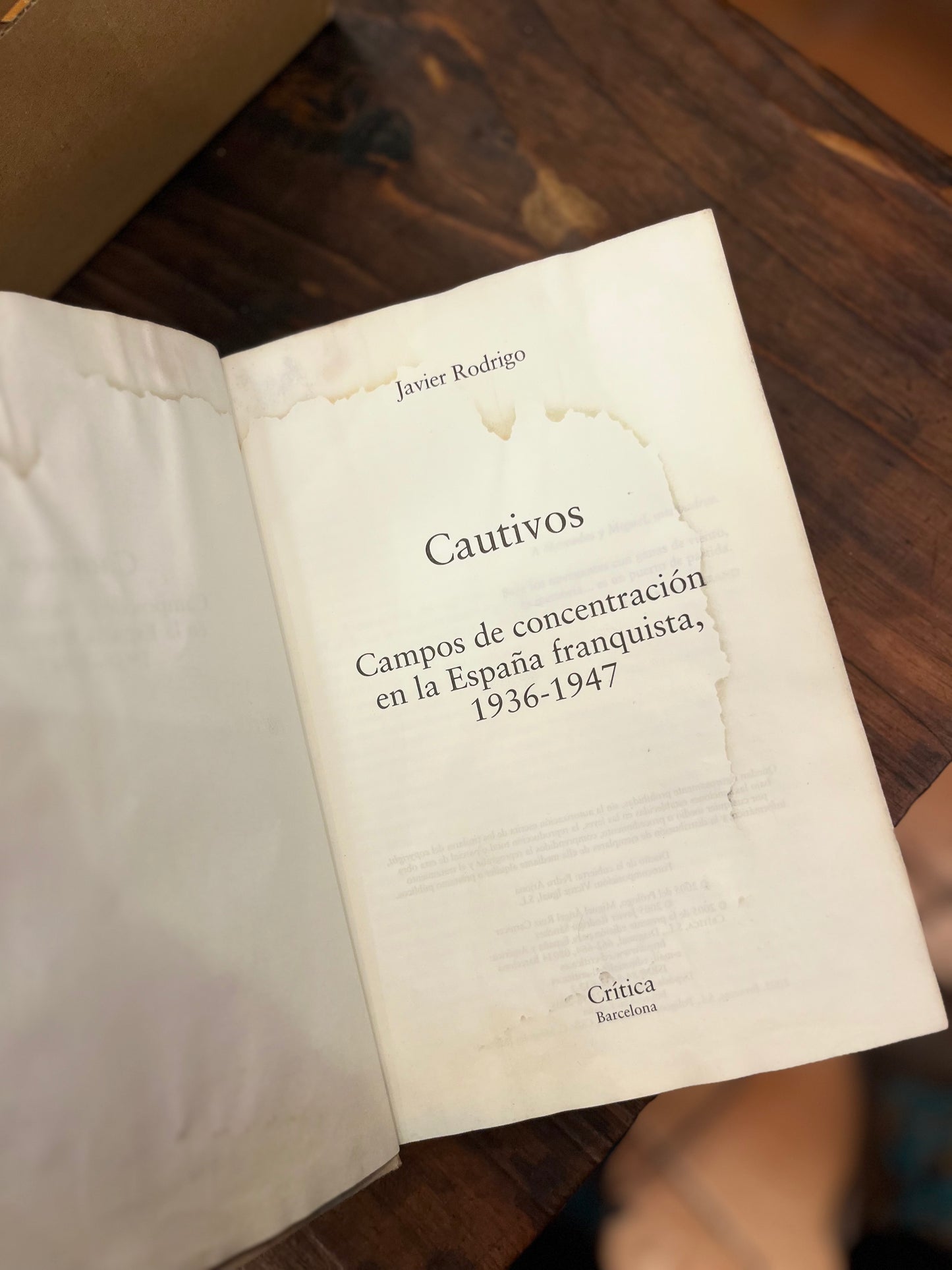 Cautivos. Campos de concentración en la España Franquista. Libro rescatado del. incendio