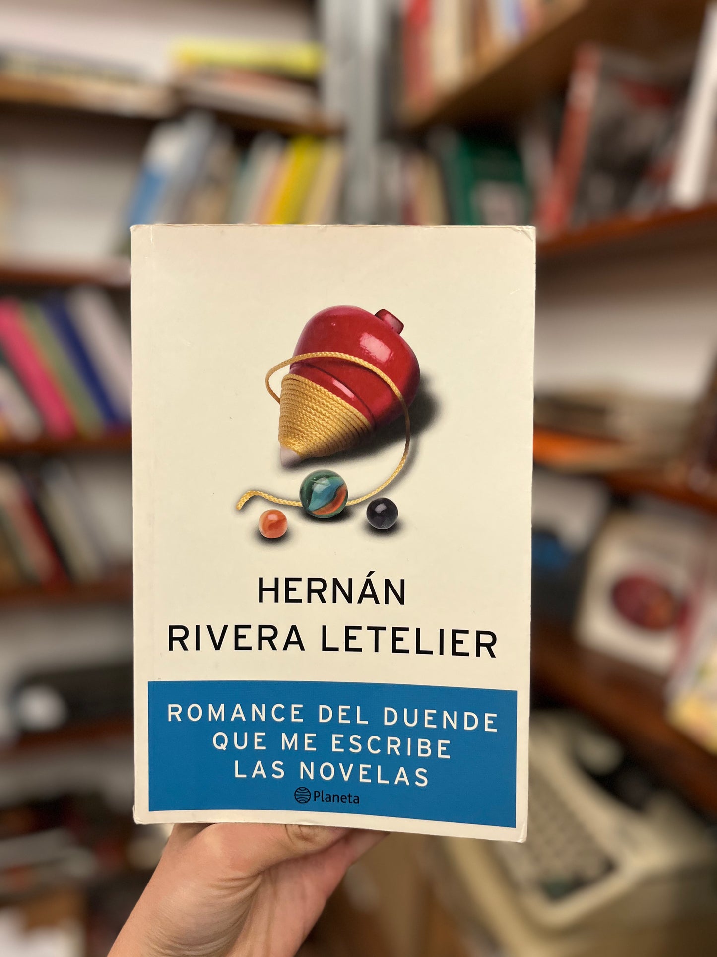 Romance del duende que me escribe las novelas