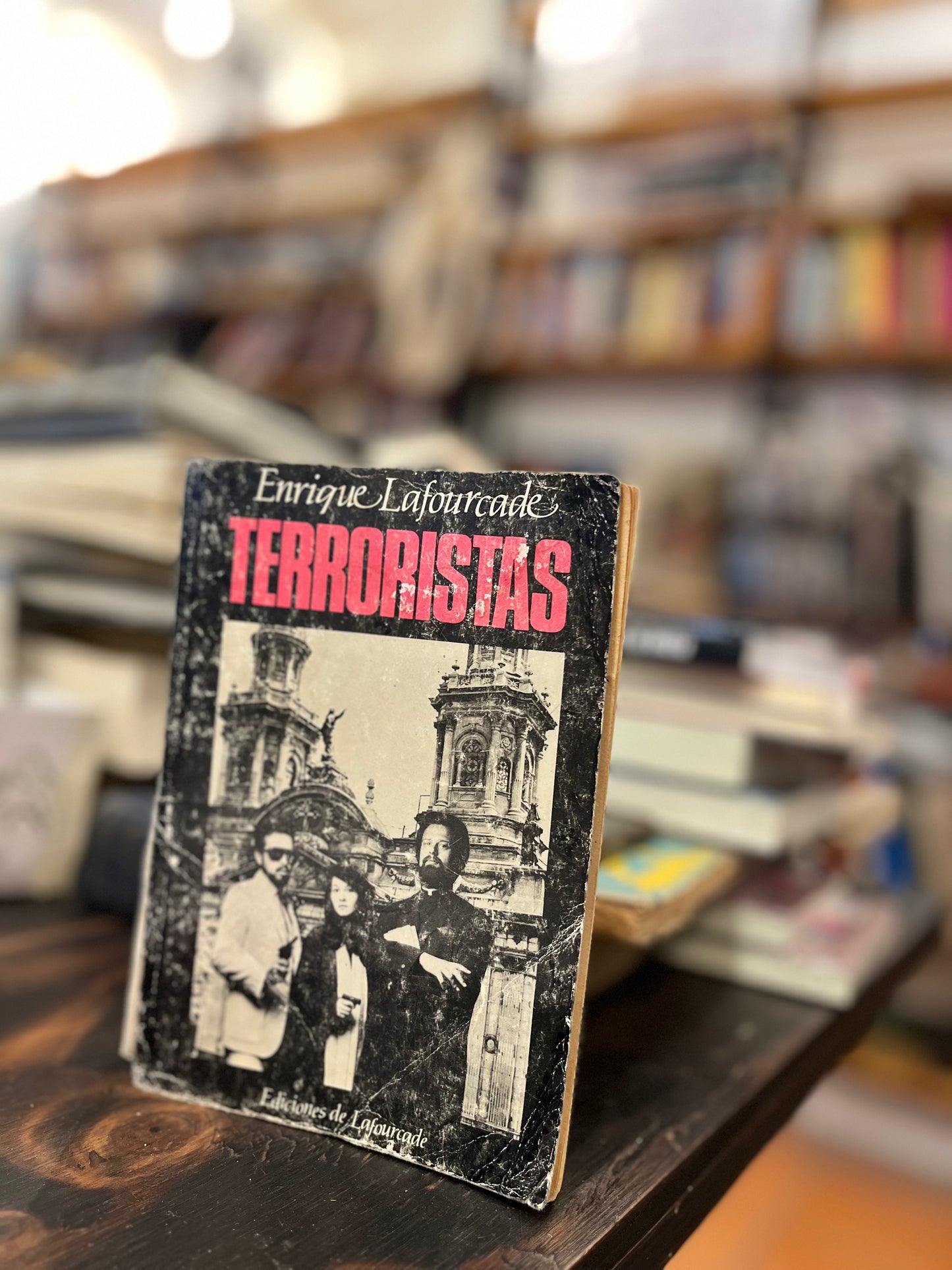 Terroristas. Libro firmado por el autor. Rescatado del incendio