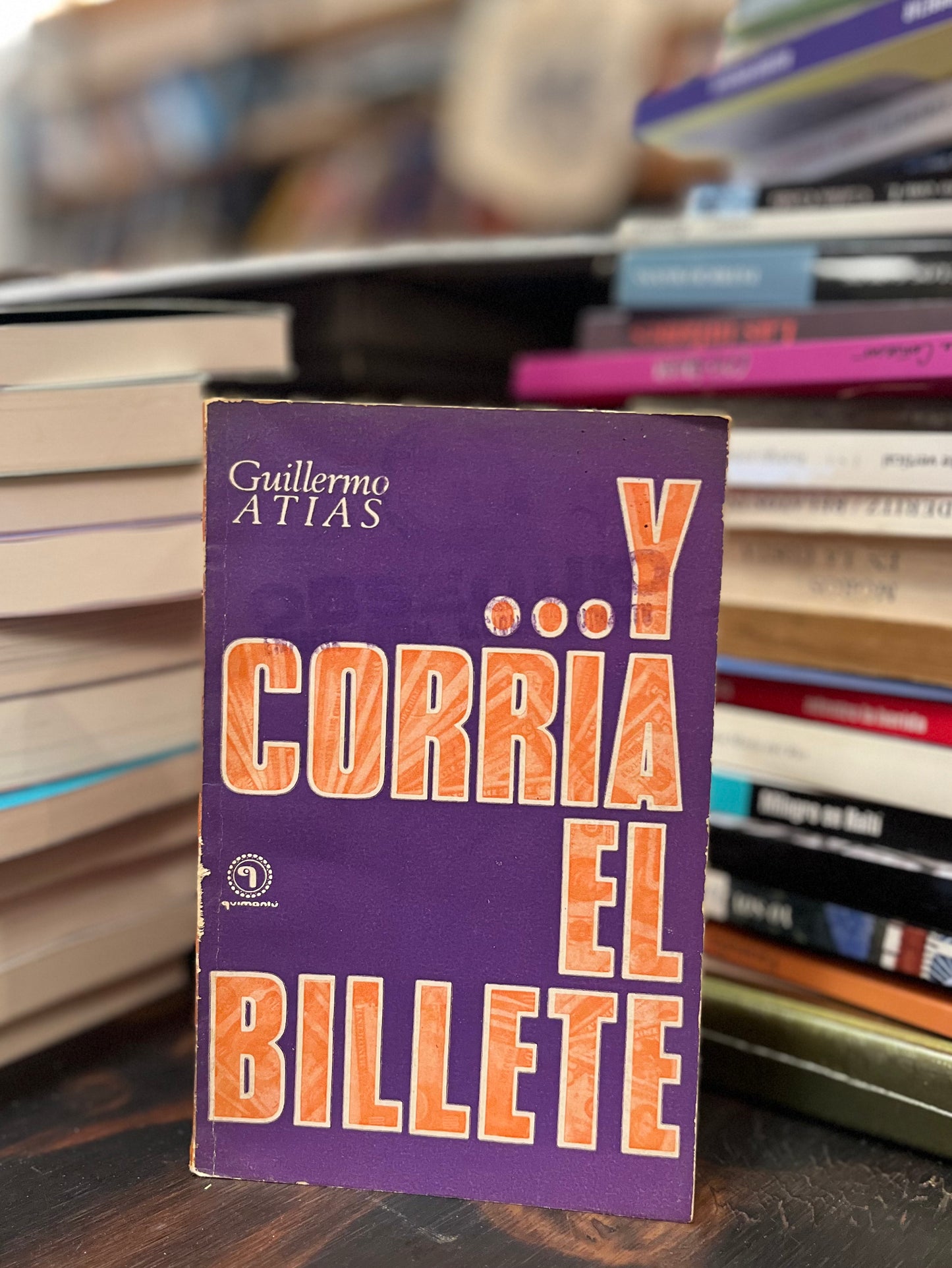 Y corría el billete. Primera edición. Libro rescatado del incendio
