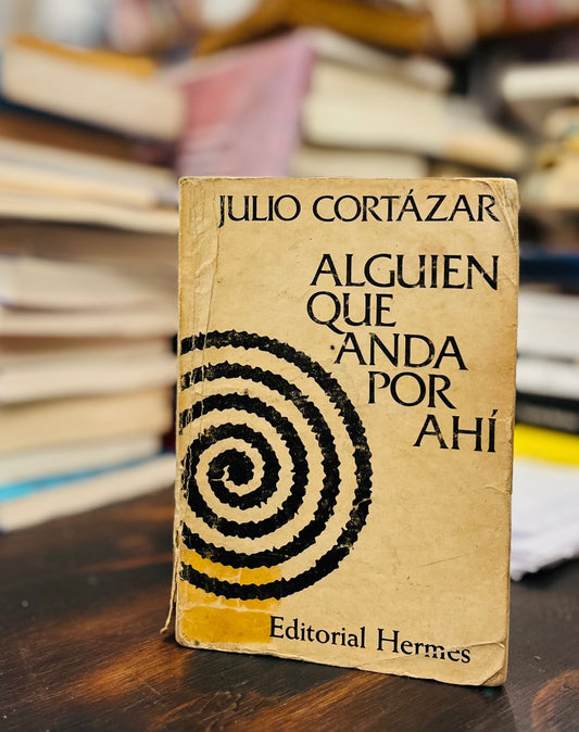 Alguien anda por ahí. Primera edición