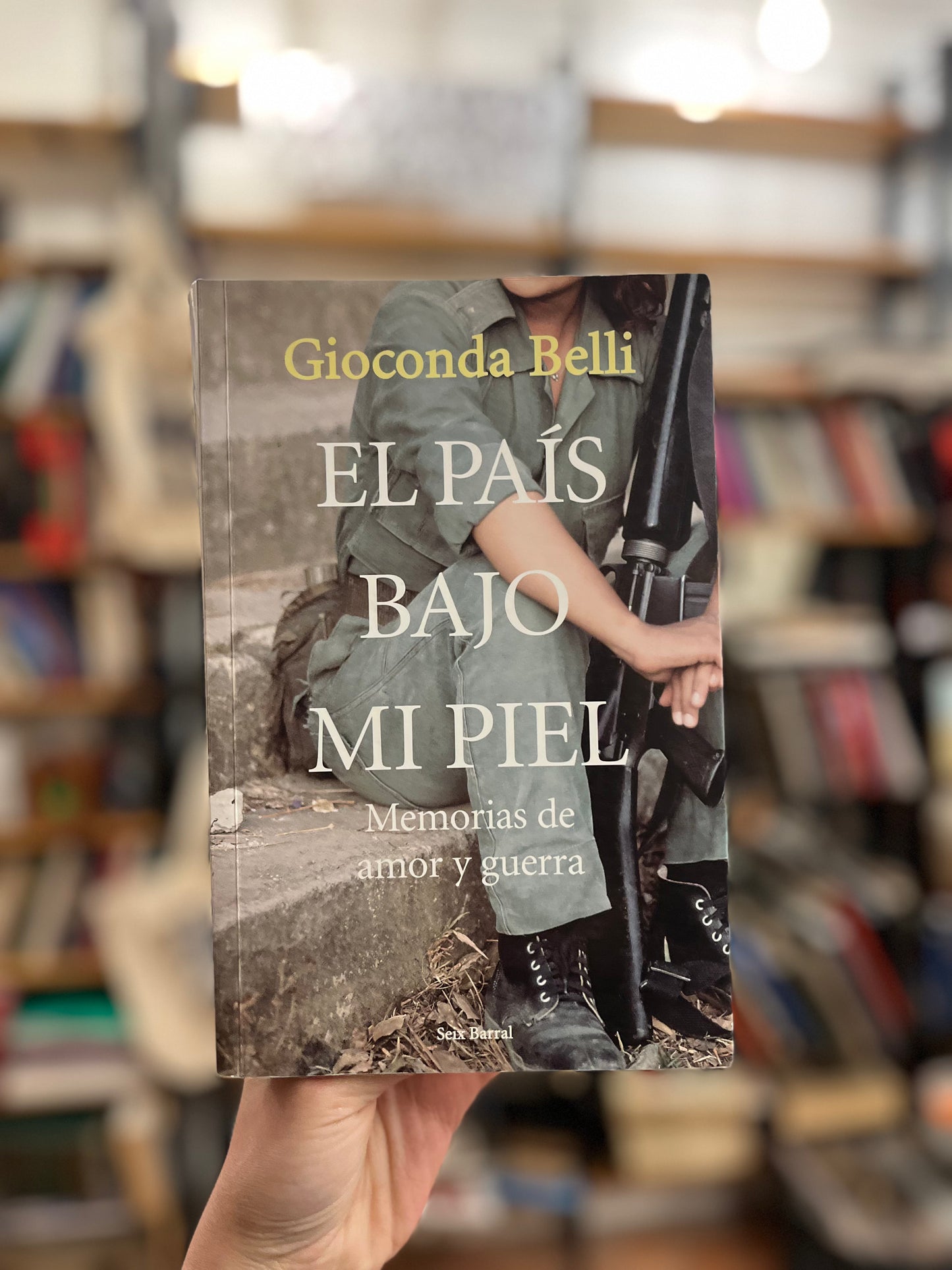 El pais bajo mi piel. Memorias de amor y guerra