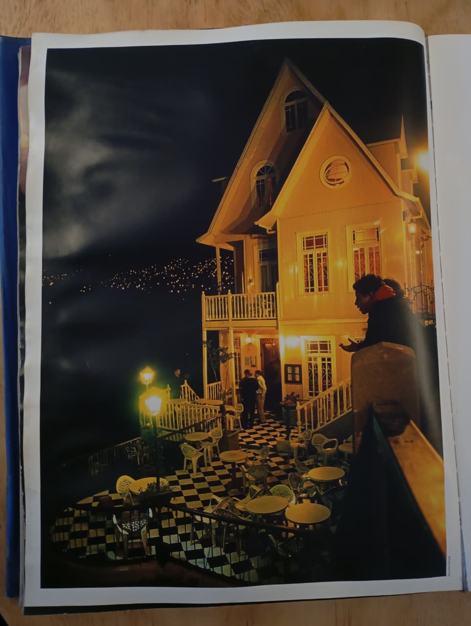 Chile, país oceánico. Libro rescatado del incendio